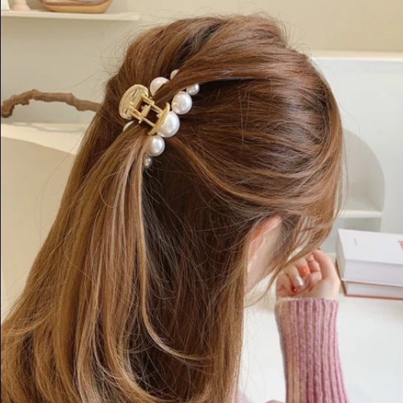 Big Pearl Acrylic Hair Claw - Picture 2 of 4